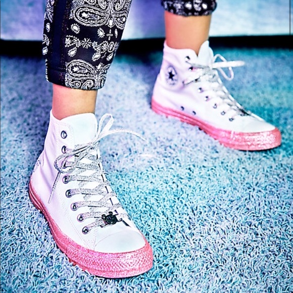 miley cyrus pink converse